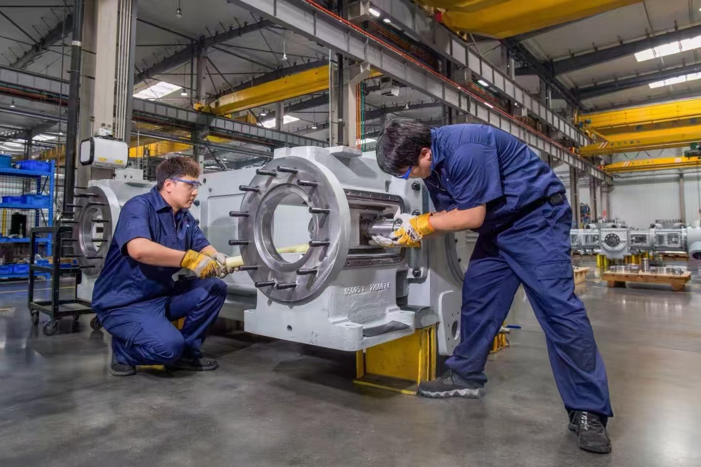 workers processing stainless and carbon steel in HaiHong Steel workshop